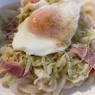 目玉焼きキャベツのぶっかけうどん